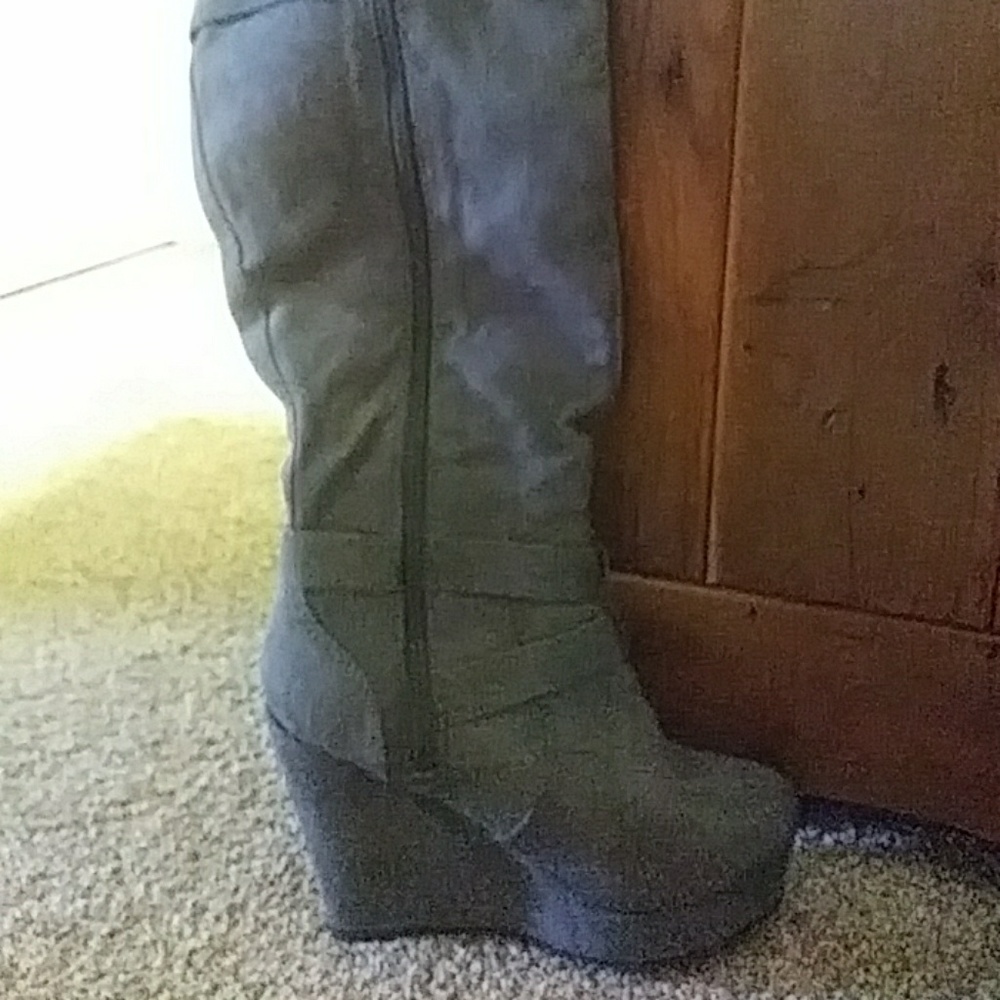 Boots - Picture 3 of 3